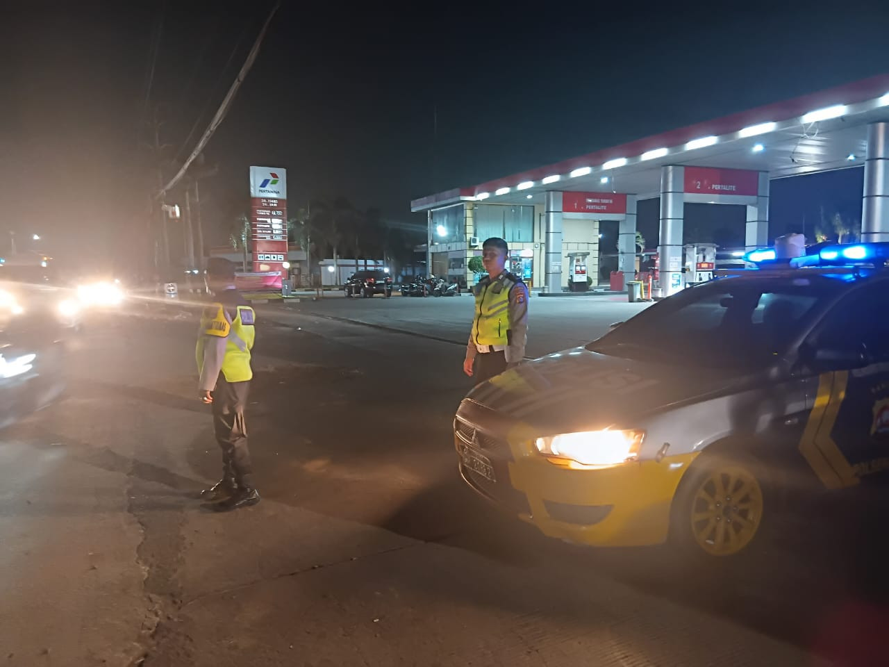 Personel Polsek Balaraja Tingkatkan Keamanan Lewat Cipkon Patroli KRYD Malam di Jln Raya Serang - Ba