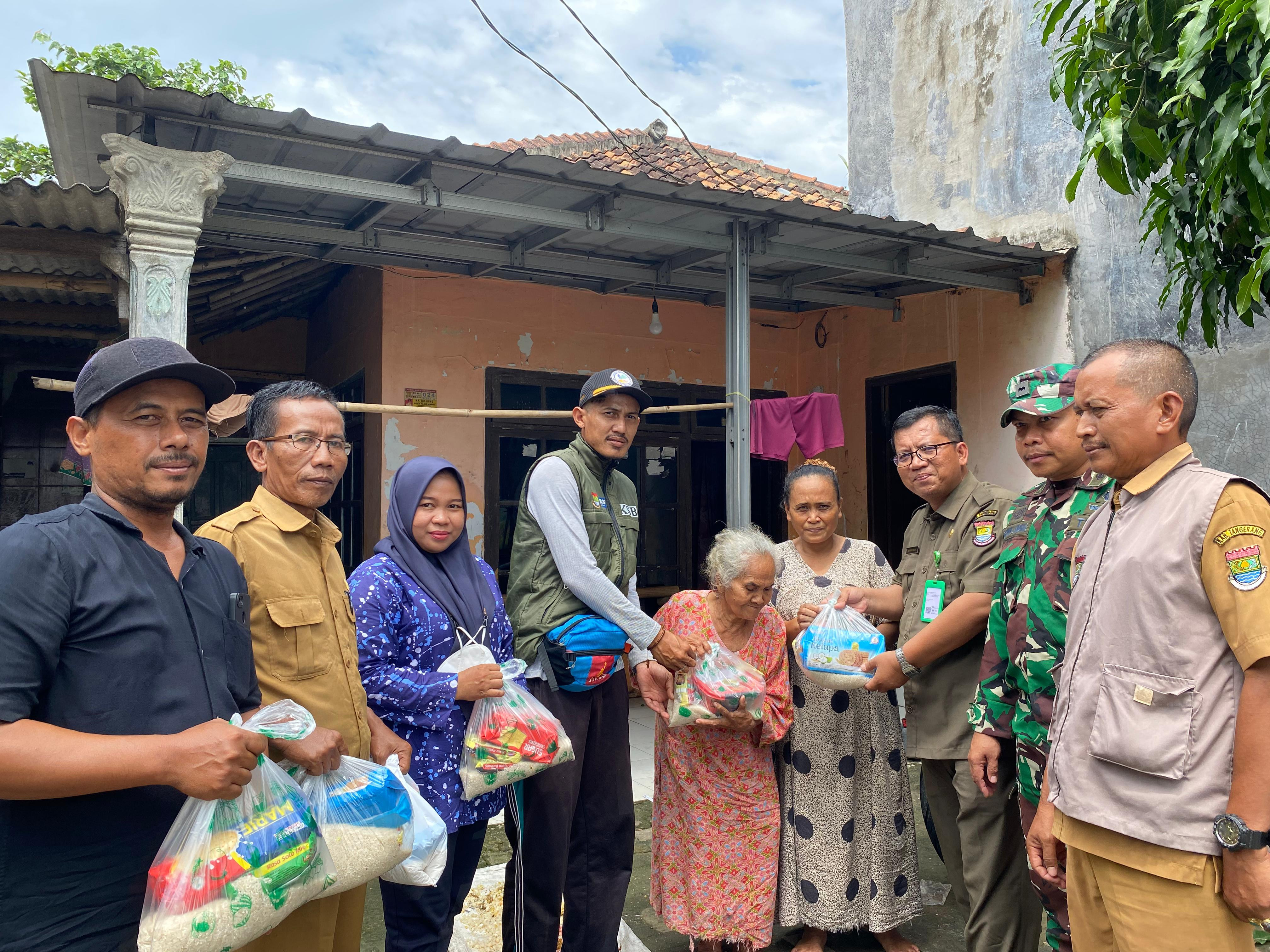 Tiga Pilar Kec.Kresek Bersama KSB Salurkan Bantuan Sosial Untuk Korban Banjir Luapan Sungai Cidurian