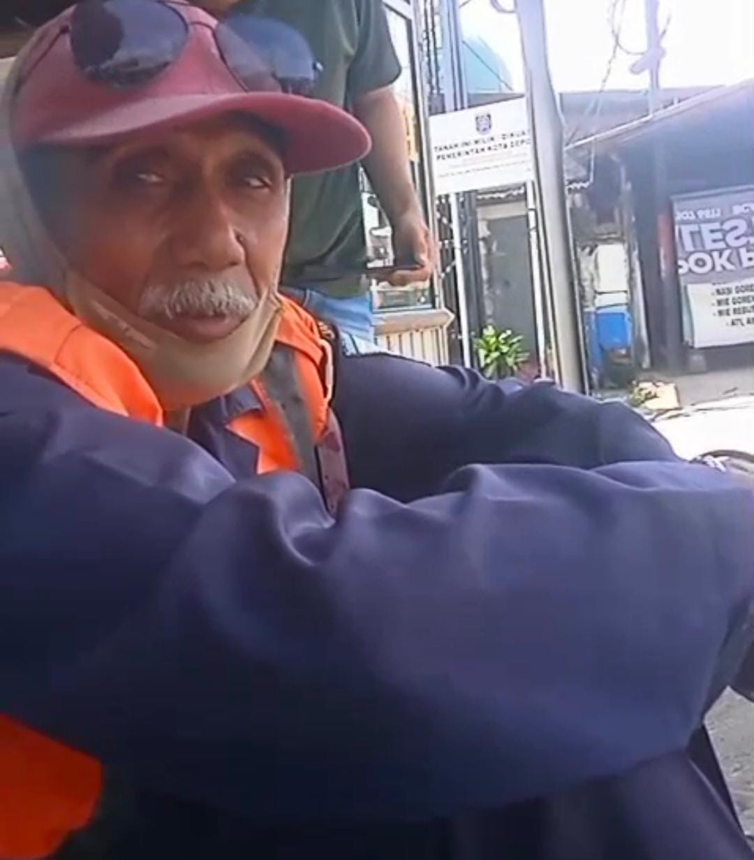 Kisah Inspiratif Juki, Juru Parkir di Persimpangan Depok Yang Tak Pernah Menyerah Demi Keluarga