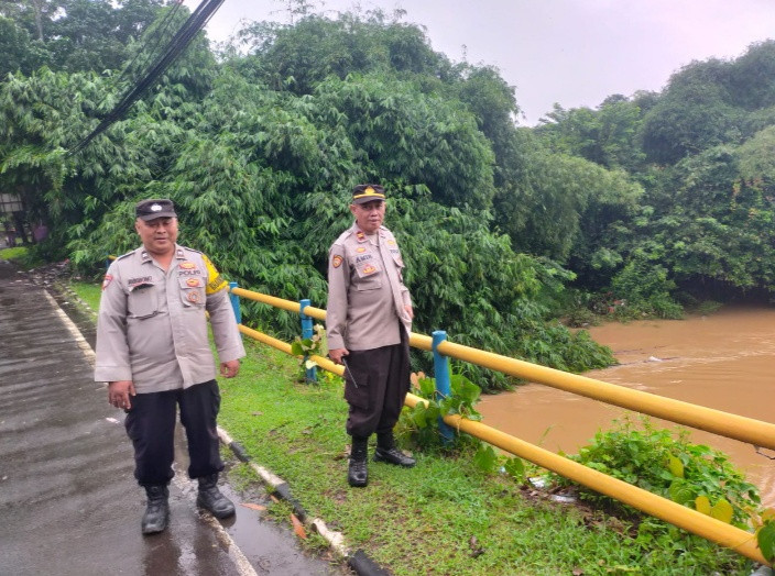 Polsek Cikupa Monitoring Genangan Air Akibat Luapan Kali di Desa Cibadak